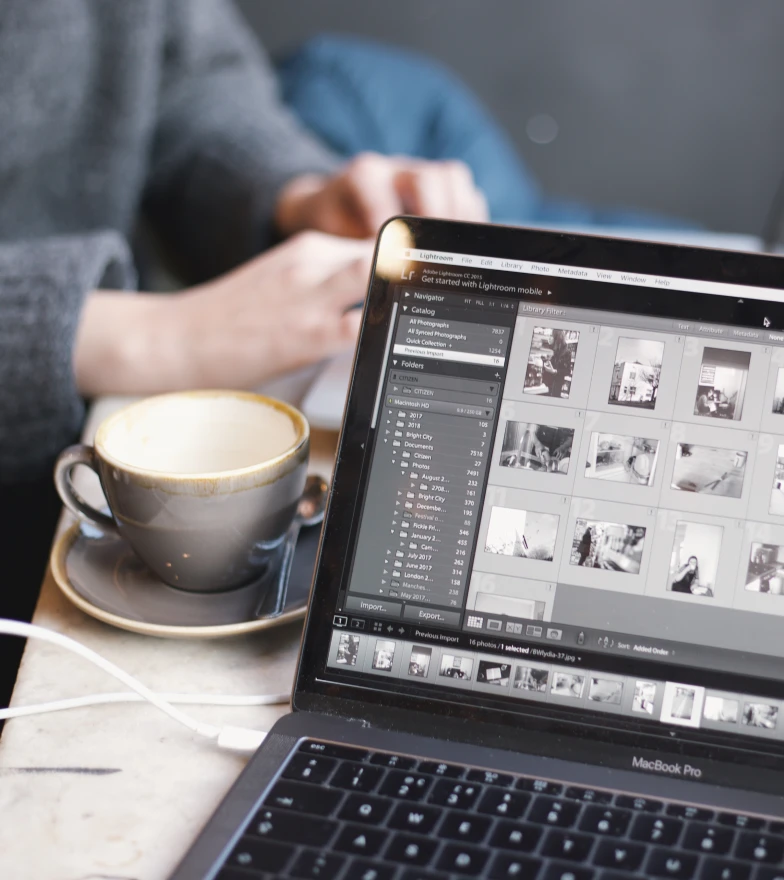Wedding planner au travail avec ordinateur et café