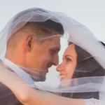 Couple en Provence sous un voile de mariage