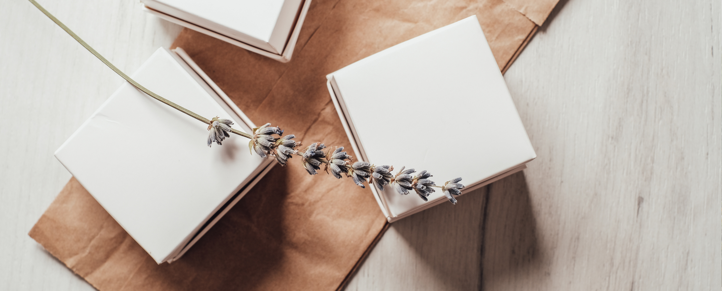 Brin de lavande et boîtes cadeaux pour les invités de mariage