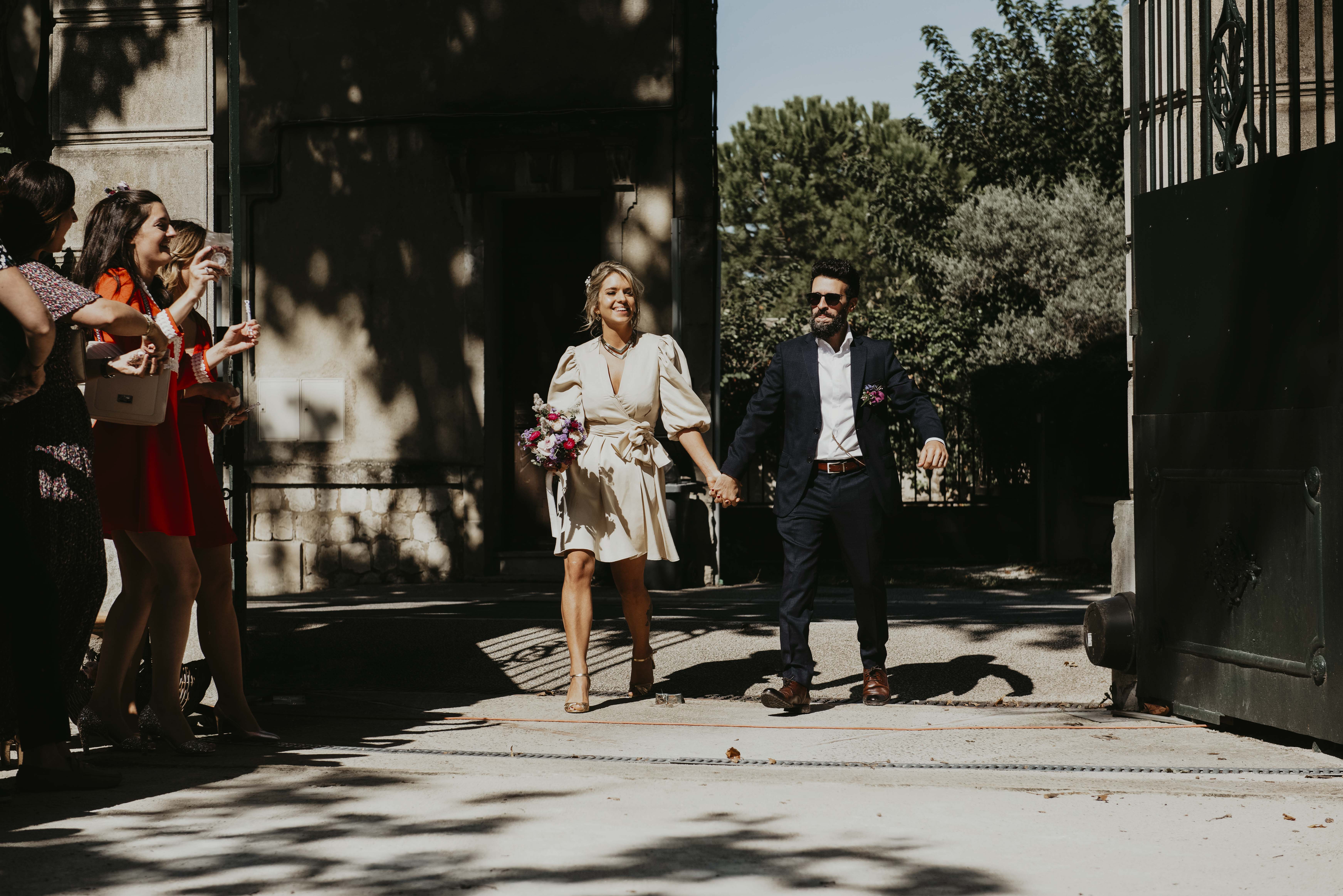 Entrée des mariés sur le lieu de réception près d'Avignon