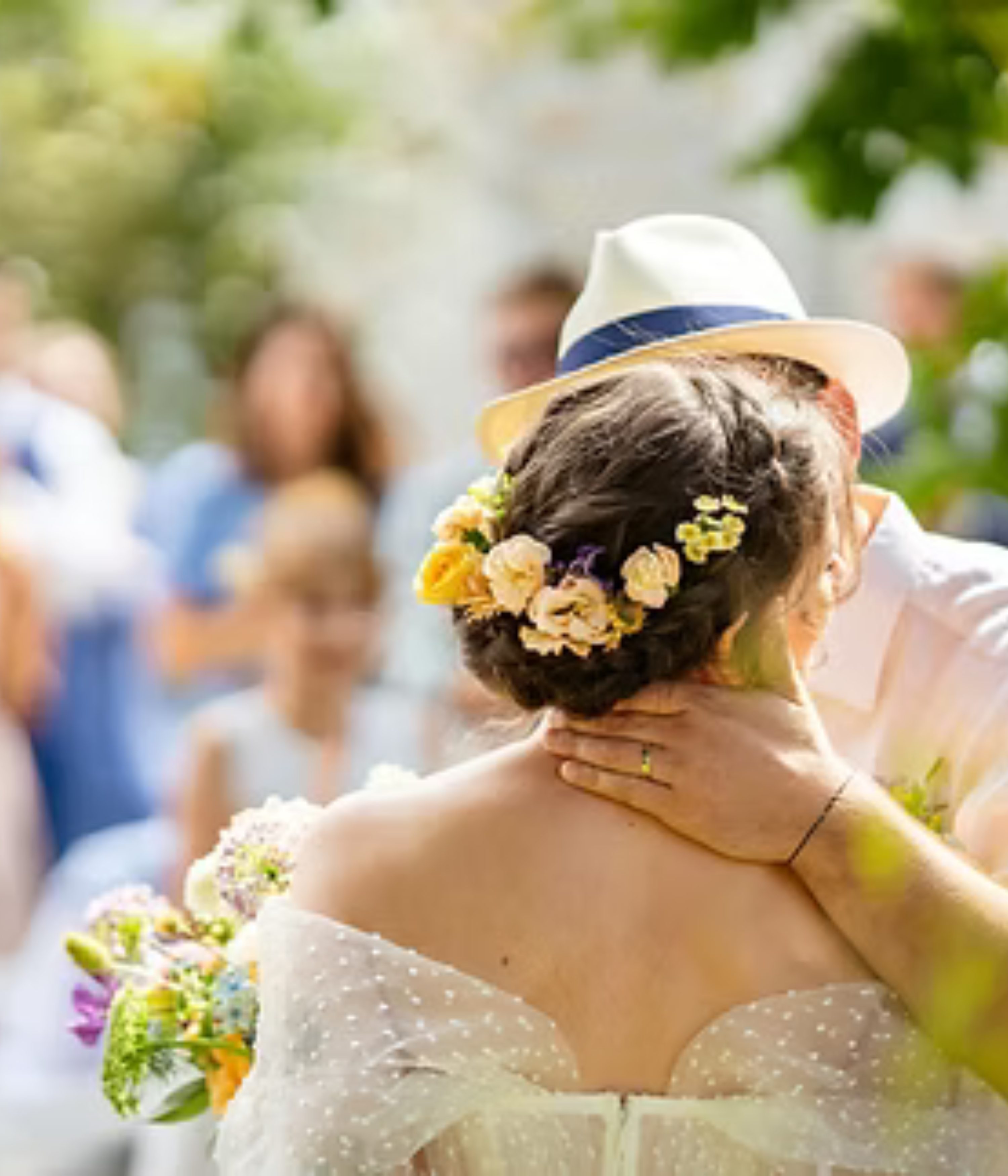 Mariage en Provence, mariés avec un chapeau et une couronne de fleurs