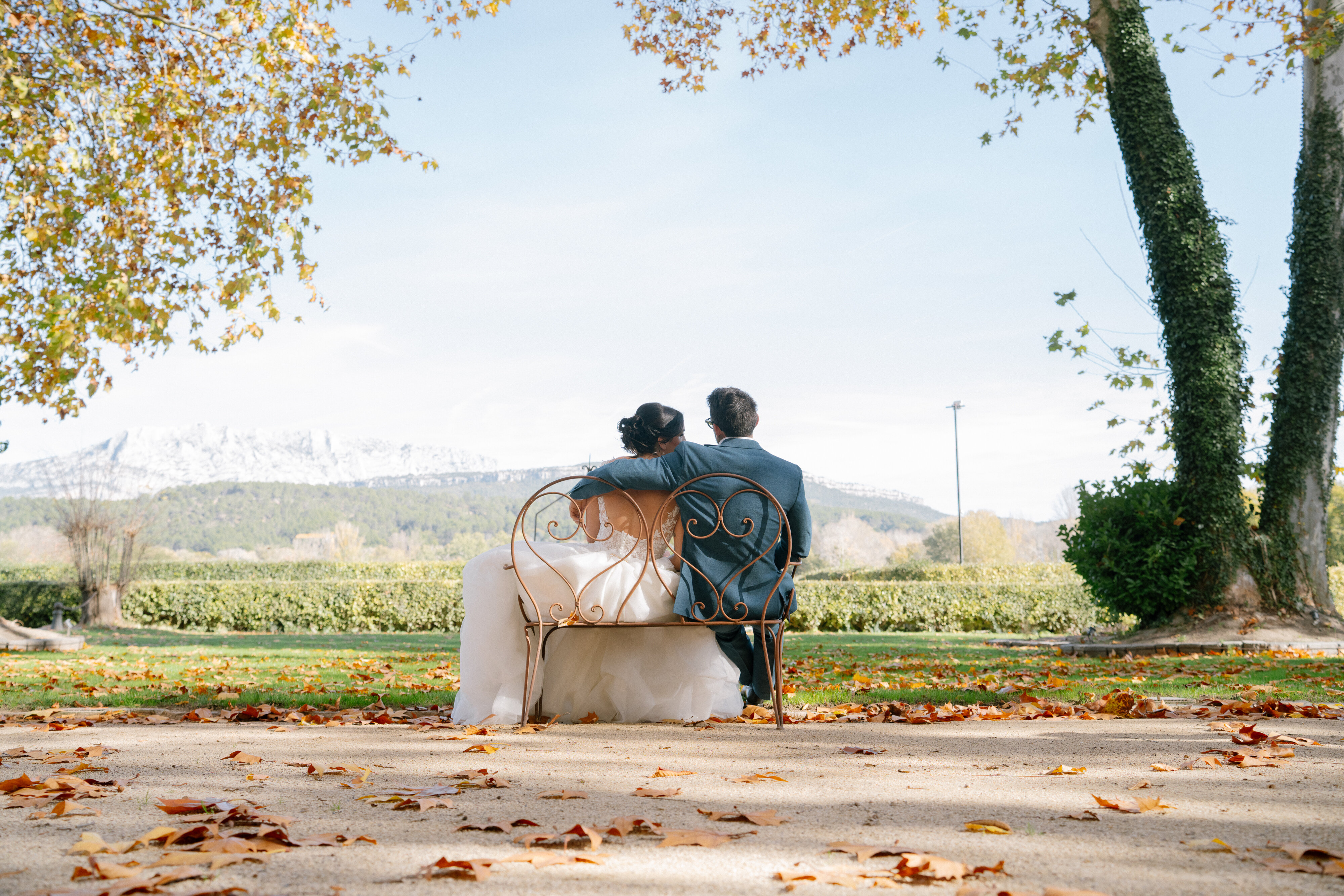 Couple de mariés en Provence devant la Sainte Victoire