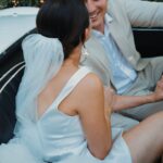 Couple de mariés en voiture vintage à Aix-en-Provence
